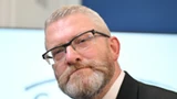 Grzegorz Braun podeptał wystawę LGBT. Szymon Hołownia zakazuje mu wstępu do Sejmu