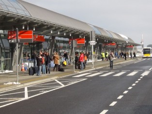 Lotnisko Modlin w końcu doczeka się bezpośredniej linii kolejowej łączącej je Warszawą. Projekt budowy sfinansuje samorząd