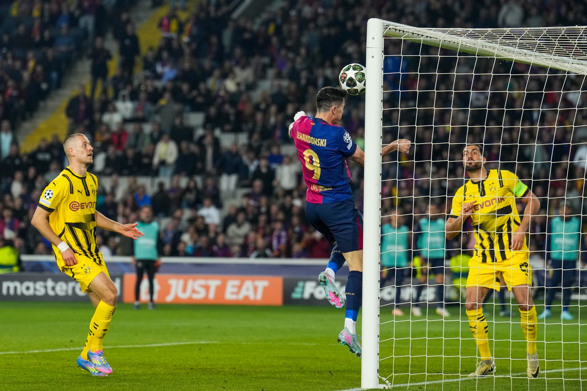 Lewandowski nie miał sentymentów. Strzelił dwa gole Borussii w Lidze Mistrzów