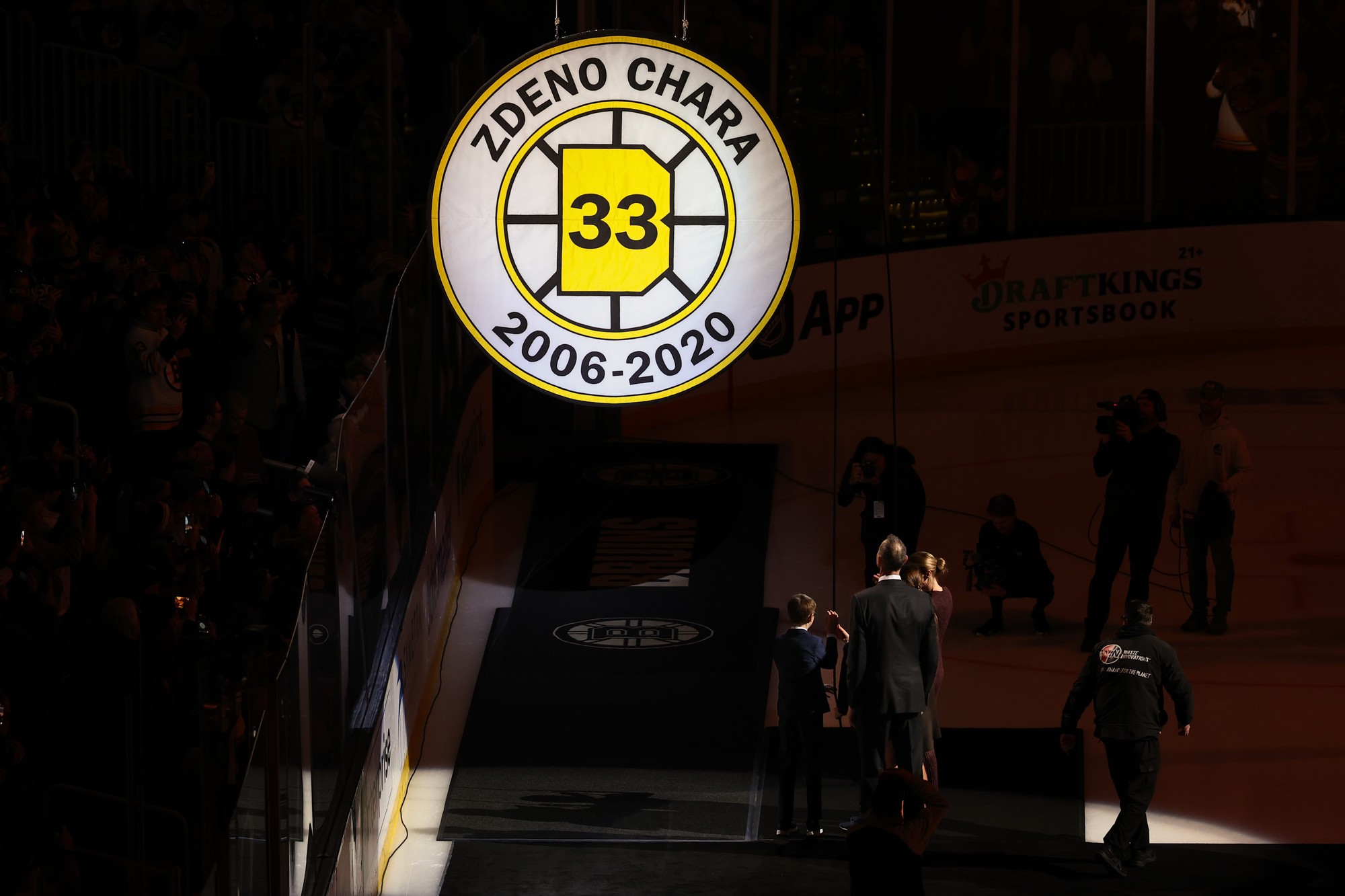 Dres slovenského hokejistu Zdena Cháru vyvesili pod strechou štadióna v Bostone. 