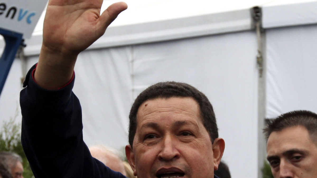 Prezydent Wenezueli Hugo Chavez powitał z zadowoleniem decyzję prezydenta Kolumbii, liberała Juana Manuela Santosa, który postanowił zrezygnować z zatwierdzenia układu pozwalającego wojskom USA korzystać z baz kolumbijskich.
