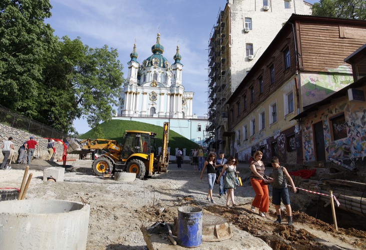 Układanie bruku przy cerkwi św. Andrzeja w Kijowie.