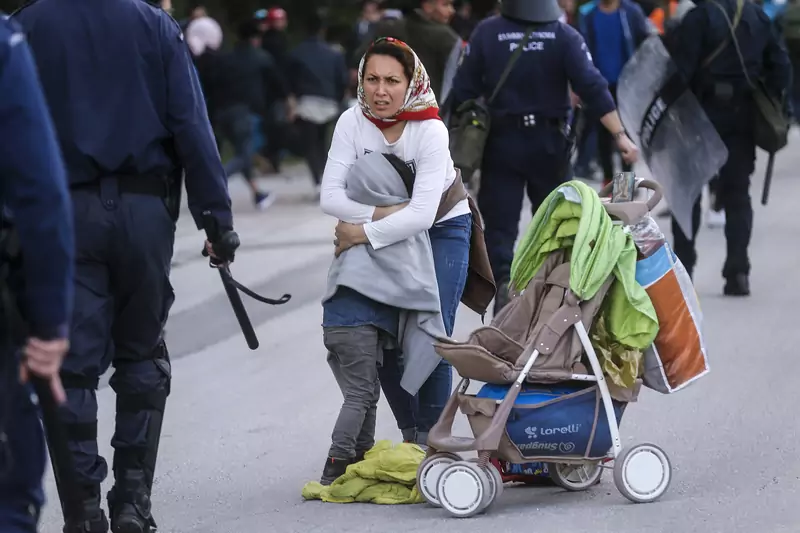 Policja rozpędza tłum migrantów na wyspie Lesbos / fot. Ayhan Mehmet/Anadolu Agency via Getty Images