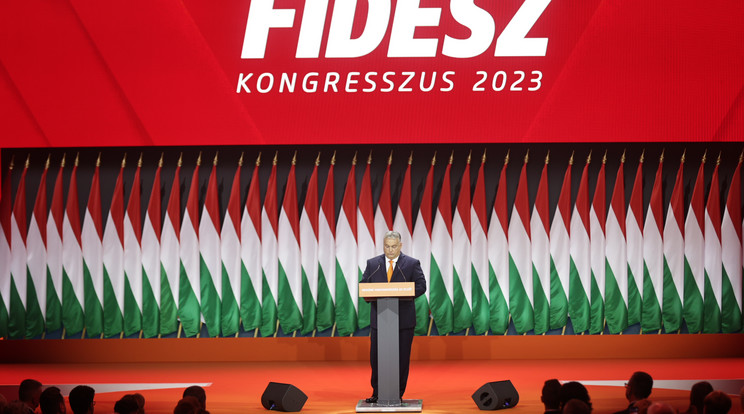 A Fidesz-KDNP hétfőtől országjárásba kezd, mert szeretnének személyesen is meggyőzni minél több embert a nemzeti konzultáció kitöltéséről / Fotó: Zsolnai Péter