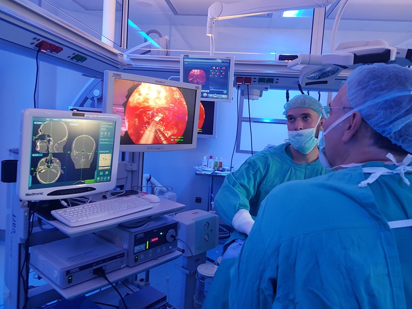 Operacija mozga pacijenta u budnom stanju