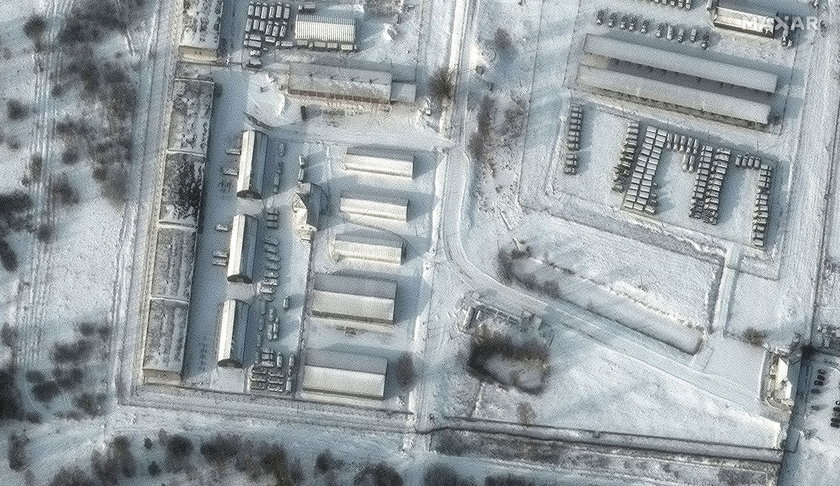 Na zdjęciu satelitarnym widać transportery opancerzone i ciężarówki w miejscowości Klimowo w Rosji. To 13 km od granicy z Ukrainą. Zdjęcie wykonano 19 stycznia
