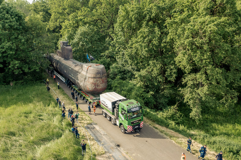 Transport 500-tonowego okrętu podwodnego drogami Niemiec