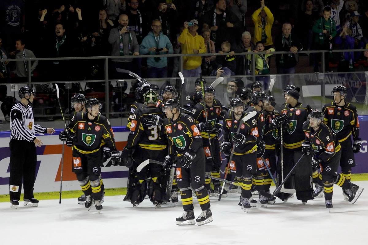 Zawodnicy GKS Katowice cieszą się po wygranym meczu grupy D hokejowej Ligi Mistrzów z ZSC Lions Zurych