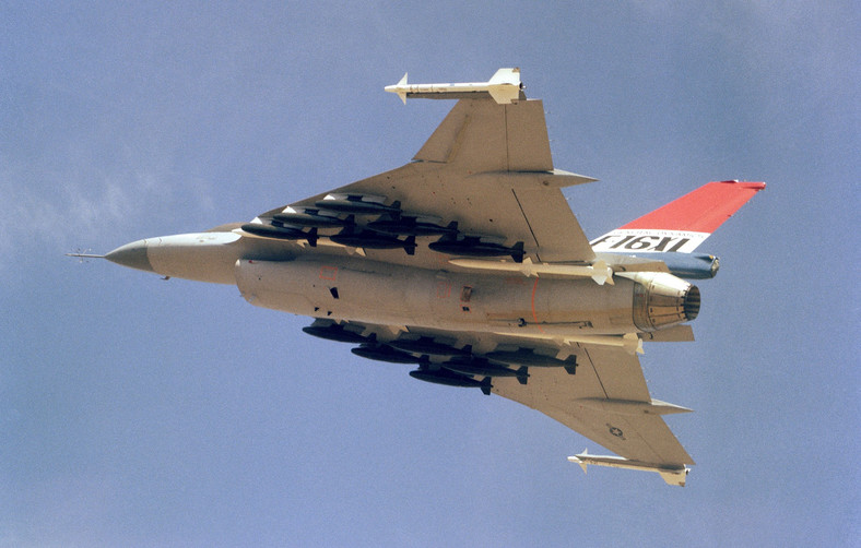 Myśliwiec F-16XL z podwieszonym uzbrojeniem