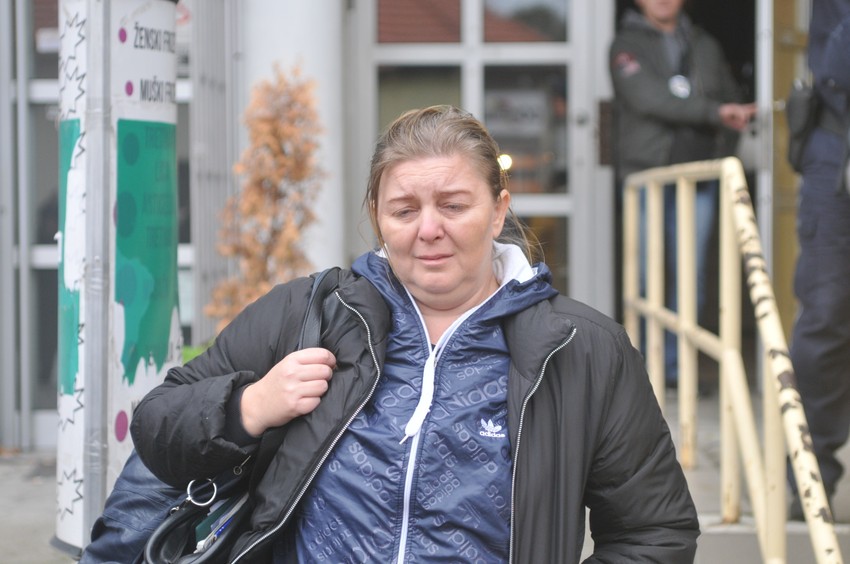 Mirjana Jakšić ispred stana iz kog je izbačena    