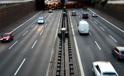 Mężczyzna spadł z wiaduktu na A2. Trasa zablokowana