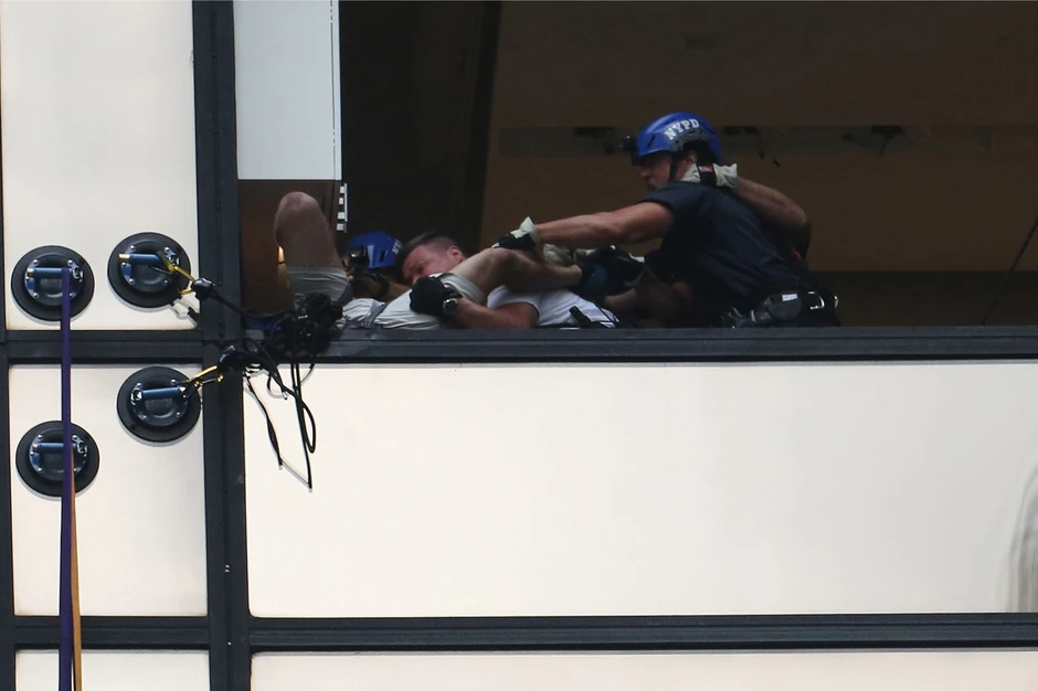 Mladić se na toranj popeo pomoću 4 vakum gume.