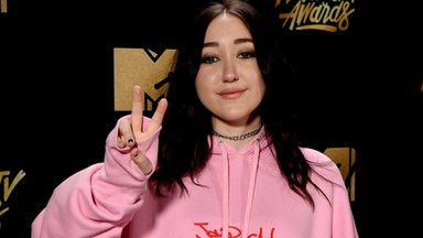 Noah Cyrus w dresie na rozdaniu nagród MTV