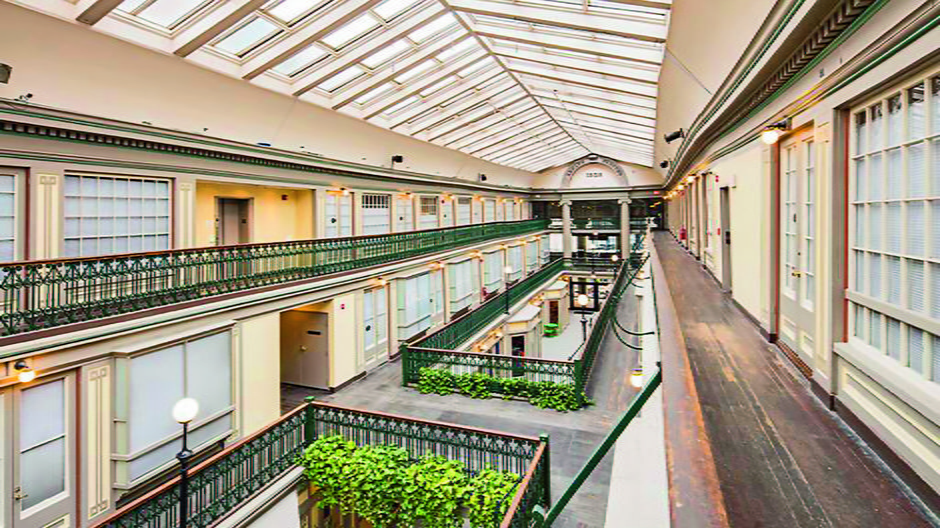 W powstałym w 1828 roku Arcade Providence kiedyś tętnił handel. Dziś budynki to przykład jednej z najlepszych w USA adaptacji przestrzeni sklepowej na mieszkalną.