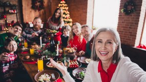 QUIZ świąteczny savoir-vivre. Na pewno umiesz zachować się w gościach?