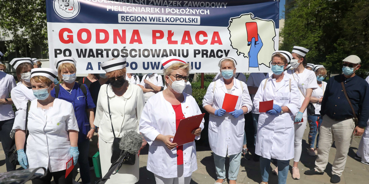 Pielęgniarki chcą wyższych zarobków. Trwa protest przed Sejmem