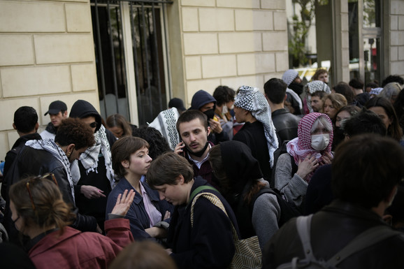 Policija upala i izbacila iz zgrade pariskog univerziteta propalestinske aktiviste, direktor odbacio zahteve studenata