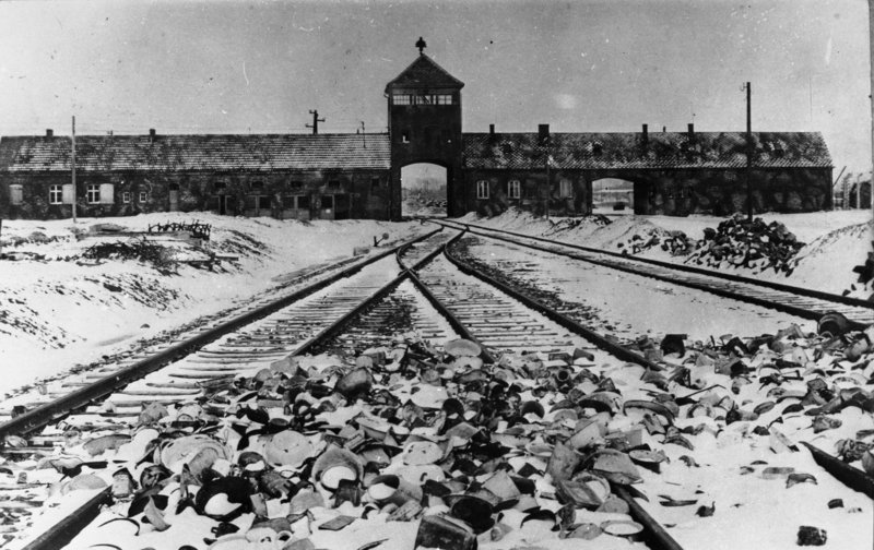 Widok na wjazd do obozu w Auschwitz - domena publiczna