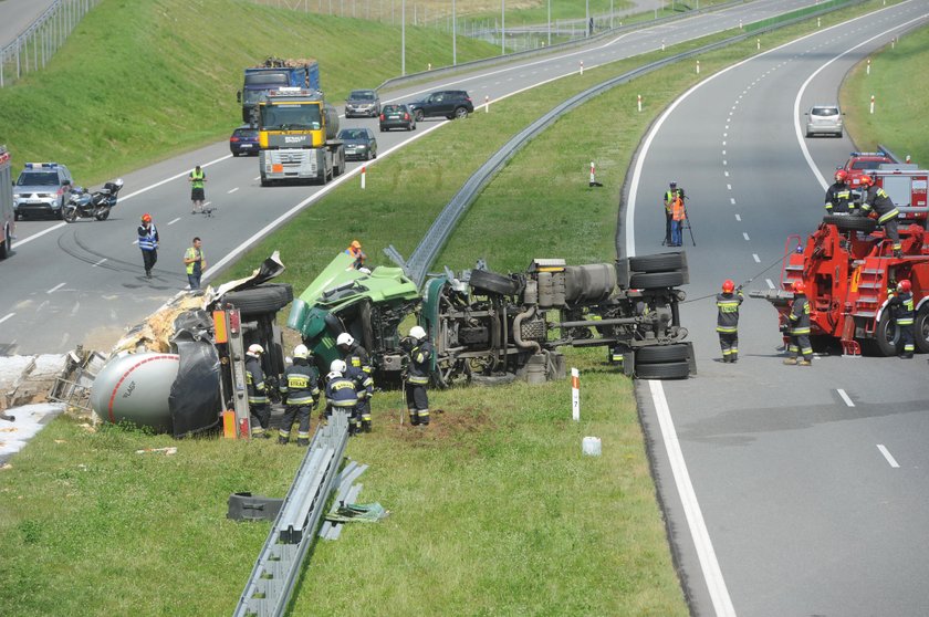 Cysterna z asfaltem wywróciła się na "siódemce"(odcinek Elbląg-Ostróda)