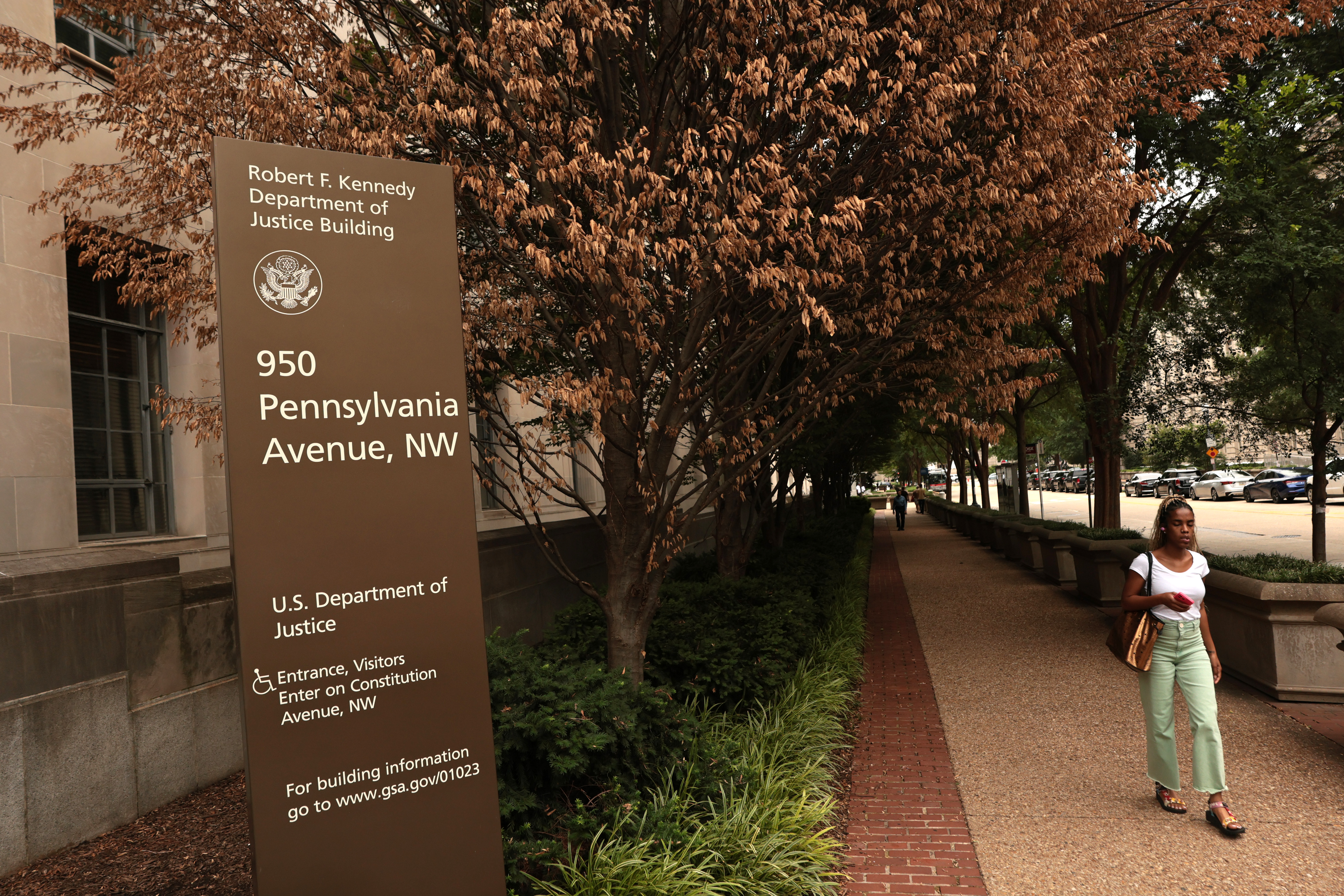 Caso Epstein: Trump e Clinton nei file, Bondi fa retromarcia