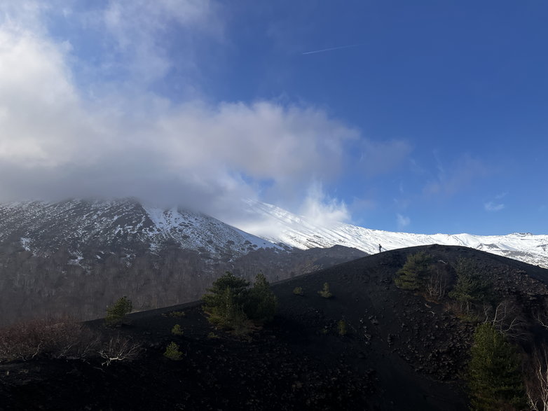 Kratery Monti Sartorius i widok na wulkan Etna. 