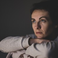 Vörös, táskás, karikás szemek: hogyan rejtsük el a fáradtság jeleit?