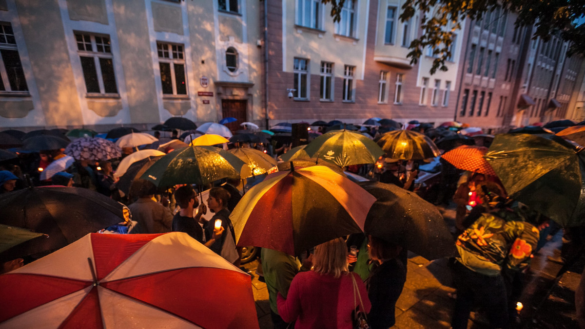 Już dziś odbędzie się kolejny protest na placu Daszyńskiego przed Sądem Okręgowym w Opolu w obronie wolnych sądów i wolnych wyborów. Początek o godzinie 19. Podobna manifestacja o tej samej porze odbędzie się także jutro.