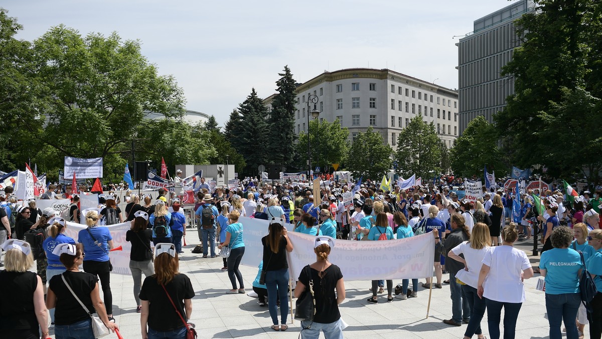 Warszawa: Strajk pielęgniarek i położnych. "Medycy pod Sejmem"