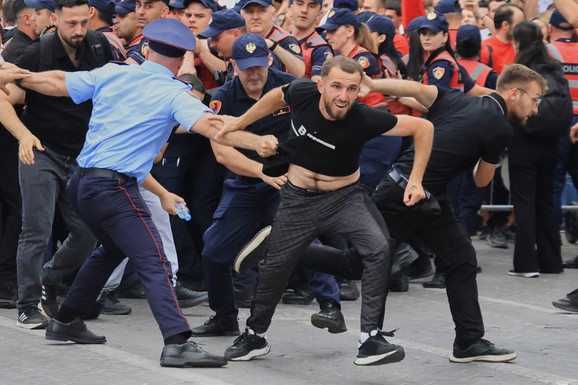 "FLAMINGO REVOLUCIJA" TRESE ALBANIJU Demonstranti srušili ograde oko gradilišta na kom Trampov zet planira izgradnju luksuznog odmarališta (VIDEO)