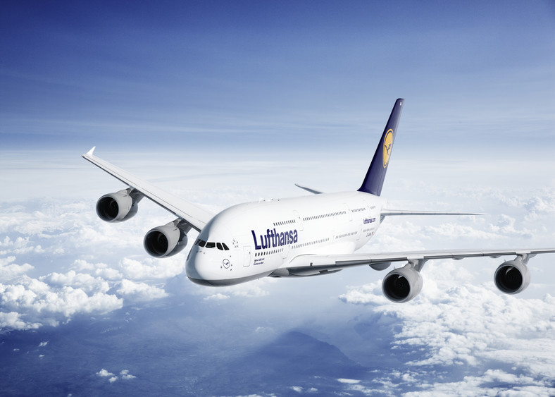 Airbus zaprezentował długo wyczekiwany model Airbus A380, mogący pomieścić na pokładzie 800 osób .