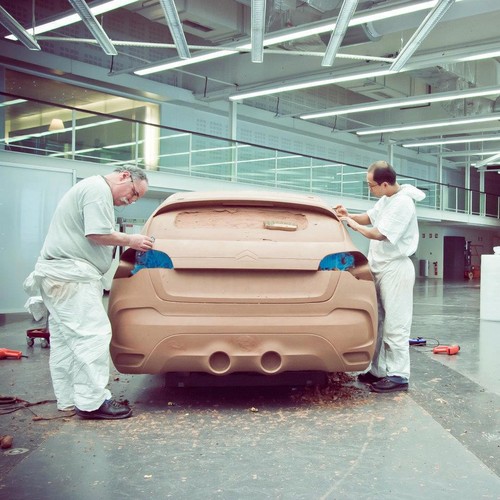 Smaczkiem jest też dach w dwóch odcieniach plus dwukolorowe obręcze kół