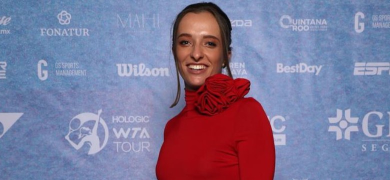 Czerwona suknia Igi Świątek wystawiona na aukcję WOŚP [FOTO]