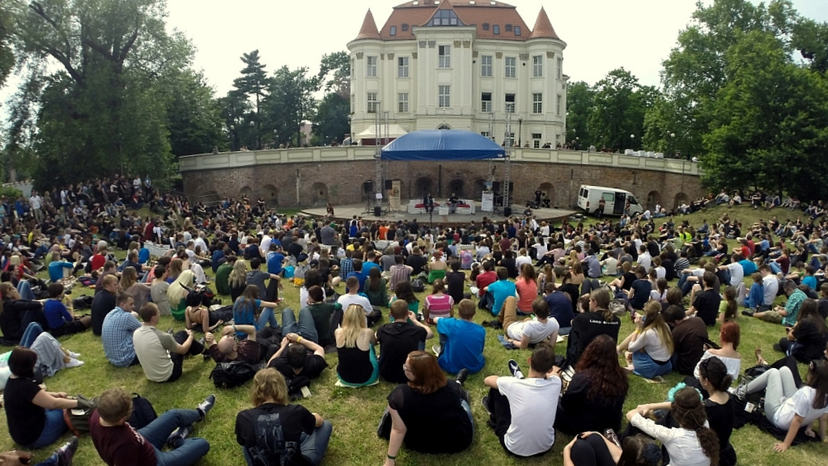 Wrocławskie Dni Fantastyki ściągnęły do Zamku w Leśnicy setki fanów z całej Polski. Większość z nich przyjechała w specjalnych strojach. Były osoby przebrane za konie, krzewy, wampiry, rycerzy, kosmitów, motyle albo elfy.