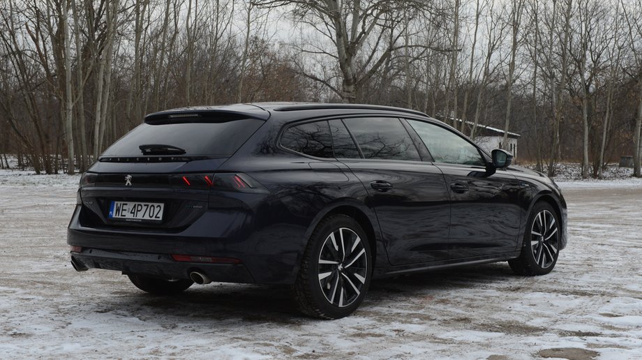 Peugeot 508 SW HYbrid wygląda zdecydowanie lepiej niż dowolnie wybrany SUV o porównywalnie przestronnym wnętrzu. Francuzi zaprojektowali kolejne, bardzo efektowne auto.