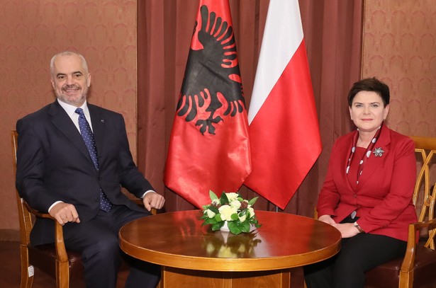 Warszawa, 06.12.2017. Premier Beata Szydło (P) i premier Albanii Edi Rama (L) przed spotkaniem w KPRM w Warszawie, 6 bm. Głównymi tematami spotkania premierów będzie gospodarka, współpraca ekonomiczna, sytuacja polityczna na Bałkanach oraz unijne aspiracje Albanii. (nlat) PAP/Paweł Supernak