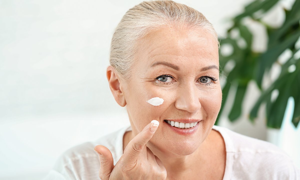 To serum do oczu podnosi opadającą powiekę i niweluje cienie! "Wyglądam jak po zabiegu"