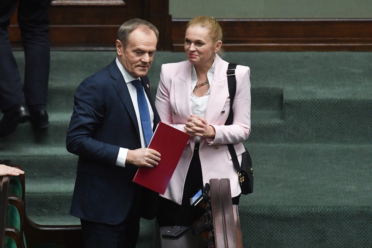 Zapowiedzi zmniejszenia zakresu części podstaw programowych wzbudziły dyskusję o poziomie nauczania / na zdjęciu Donald Tusk i Barbara Nowacka