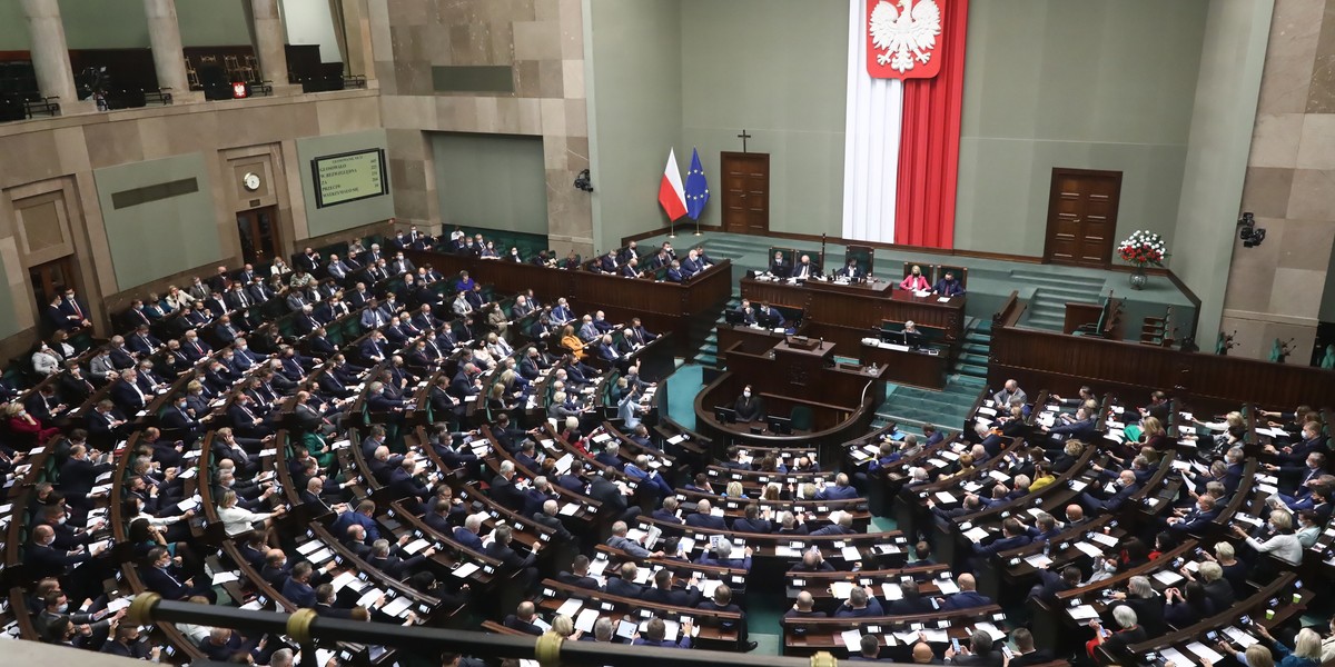 Posłowie zdecydowali w piątek o podniesieniu stawki akcyzy na alkohol o 10 proc. od 2022 r. W górę pójdzie też akcyza na papierosy. 