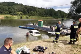 Samochód zderzył się z... pontonem. Kuriozalna "stłuczka"