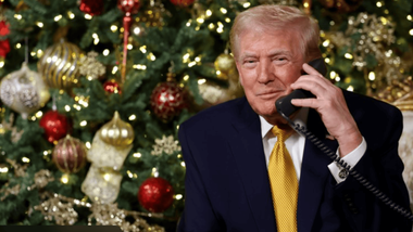 „radykalne lewicowe szumowiny” i „zły mikołaj”. trump złożył świąteczn