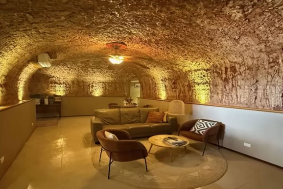 (FOTO, VIDEO) ŽIVOT ISPOD ZEMLJE! Paklena 52 stepena oteralo Srbe u podzemni grad: Pod peskom isklesali kuće, muzej, PRAVOSLAVNU CRKVU i HOTEL za TURISTE