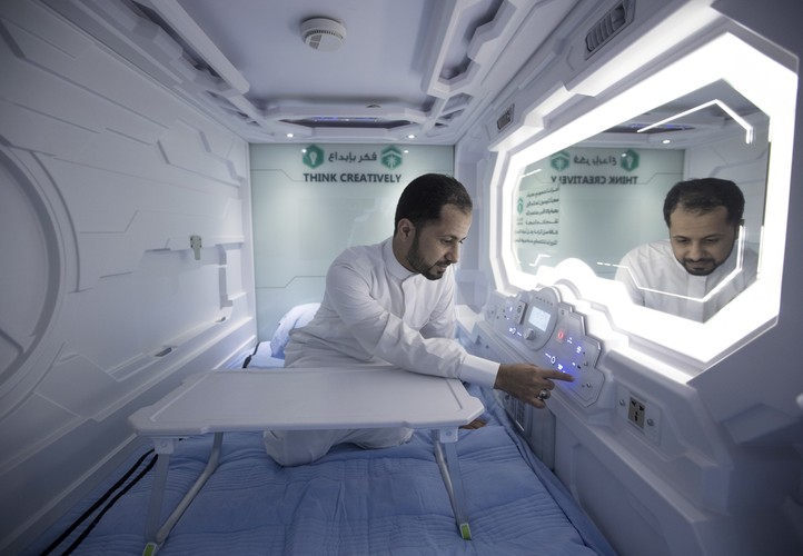 Wnętrze kapsuły jest klimatyzowane, dzięki czemu użytkownik sam może regulować temperaturę, w jakiej chce odpoczywać. Jest też gniazdo do ładowania telefon.