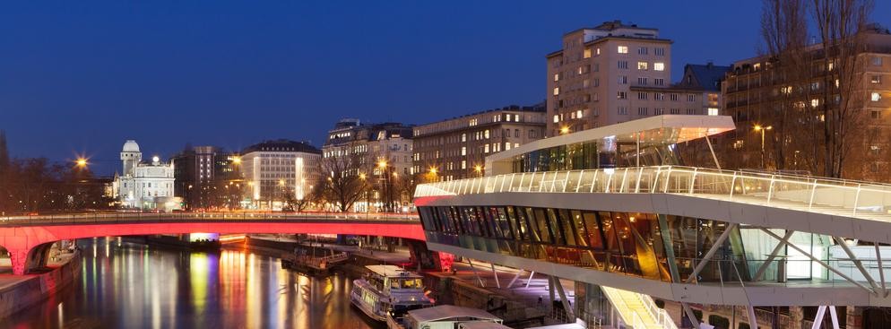 2. Wiedeń, Austria. Stolica i największe miasto Austrii. Znajduje się w północno-wschodniej części kraju, nad Dunajem. Jest miastem statutarnym, tworząc jednocześnie odrębny kraj związkowy. W rankingu „10 Top Destinations in Europe - European Travellers’ choice 2012” to drugie najatrakcyjniejsze maisto. A na pierwszym miejscu…