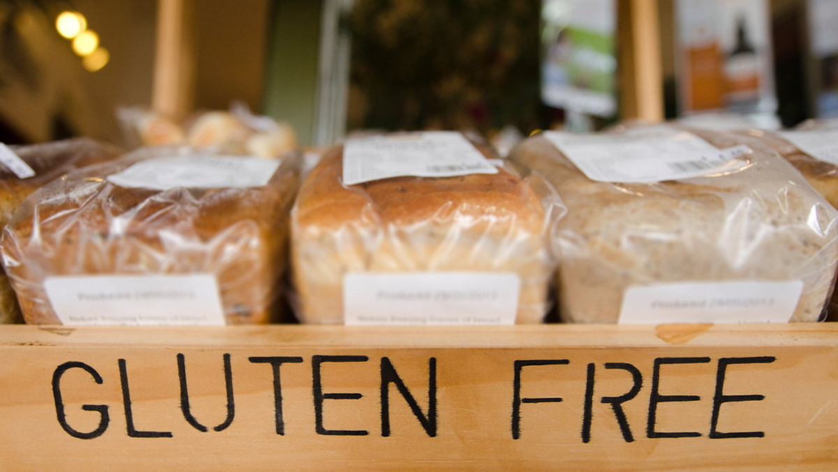 Zapanowała moda na dietę bezglutenową, jak dotąd nie udowodniono jednak zasadności unikania glutenu w diecie osób zdrowych. Według najnowszych danych, na chorobę trzewną, będącą skutkiem nietolerancji glutenu – celiakię, choruje zaledwie 1-3% populacji. Przy każdej diecie eliminacyjnej należy zwrócić szczególną uwagę na odpowiednie zbilansowanie posiłków, by dostarczać organizmowi wszystkich niezbędnych składników odżywczych. Czasem może to stanowić wyzwanie. Jeśli spodziewasz się dziecka, wyeliminuj gluten ze swojego jadłospisu tylko wtedy, gdy cierpisz na celiakię lub niealergiczną nadwrażliwość na gluten.