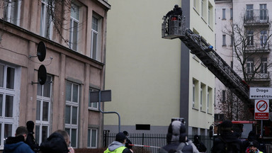 Groteskowe sceny w miesięcznicę smoleńską. W akcji policjanci na wysięgniku [WIDEO]