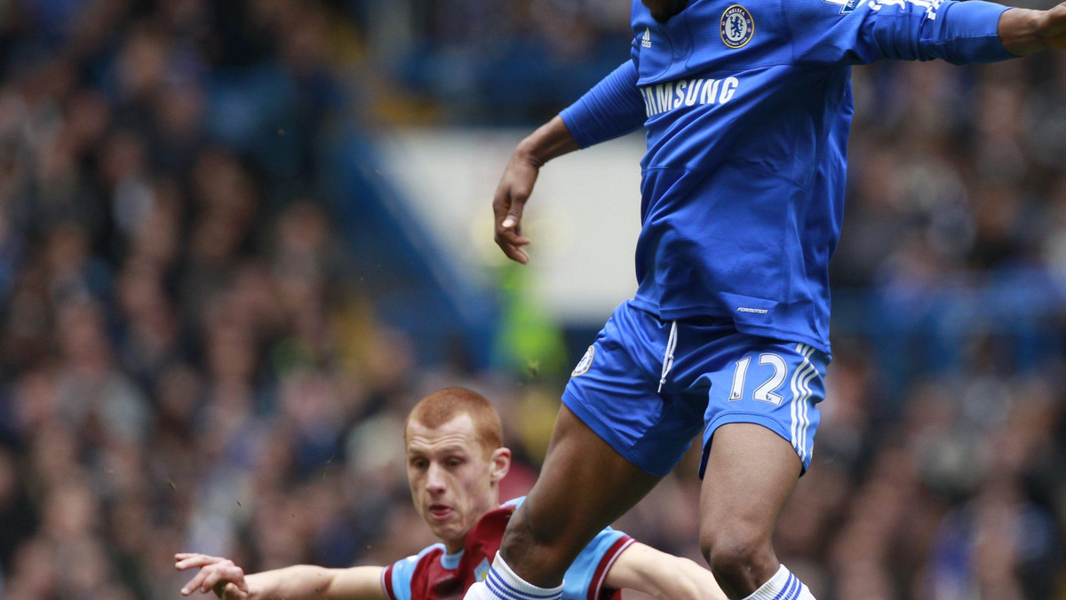 W pierwszym spotkaniu półfinałowym o Puchar Anglii Chelsea Londyn pokonała na Wembley Aston Villa Birmingham 3:0 (0:0). The Blues czekają teraz na rozstrzygnięcie niedzielnego starcia Portsmouth z Tottenhamem.