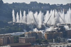W katastrofie zginęło tam 43 osoby. Wysadzono pozostałości zawalonego mostu w Genui [ZDJĘCIA]