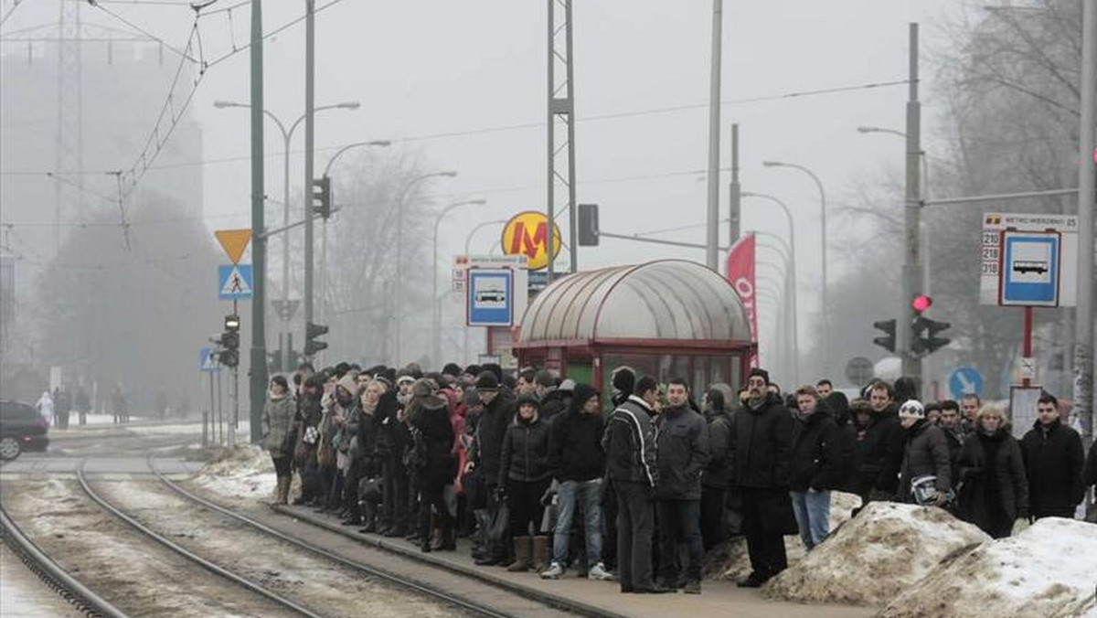 Takie są efekty zmniejszenia kursów autobusów i tramwajów. Od dnia, gdy został wprowadzony nowy rozkład jazdy komunikacji miejskiej ci, którzy nie wyjechali z miasta na ferie tłoczą się w pojazdach.