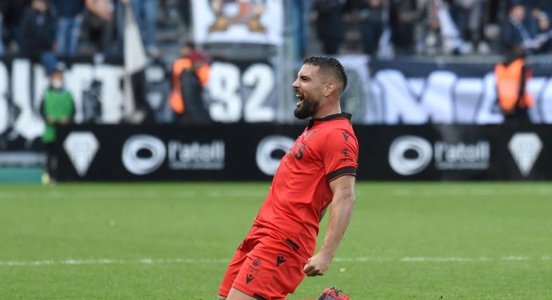 Nice's French foward Andy Delort celebrates his goal and victory of his team during the French L1 football match between SCO Angers and OGC Nice at The Raymond Kopa Stadium in Angers, western France on October 31, 2021. Creator: Sebastien SALOM-GOMIS