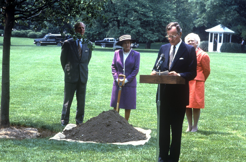 Królowa Elżbieta II sadzi drzewo w Waszyngtonie przed Białym Domem (1991 r.)